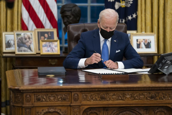美国总统拜登在白宫签署第二批涉及移民政策的行政令。AP图片