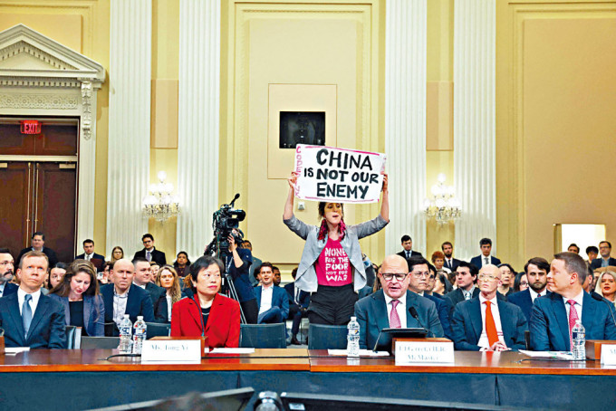 「美中戰略競爭特別委員會」首次聽證會上，有抗議者打出「中國不是我們的敵人」標語。