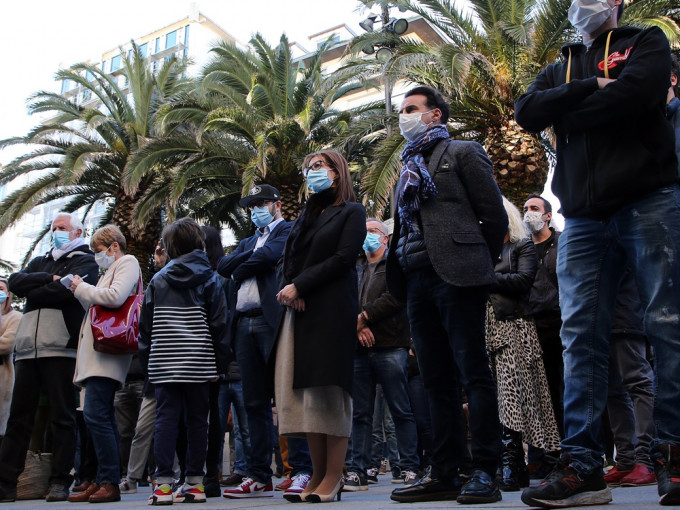 法國本周末開始逐步放寬防疫限制措施。AP圖片
