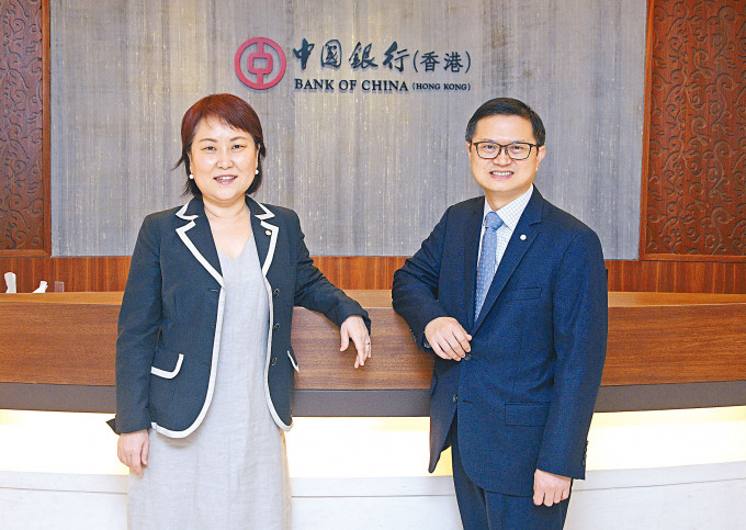 中銀香港首席經濟學家鄂志寰(左)和人民幣業務副主管楊杰文(右)。