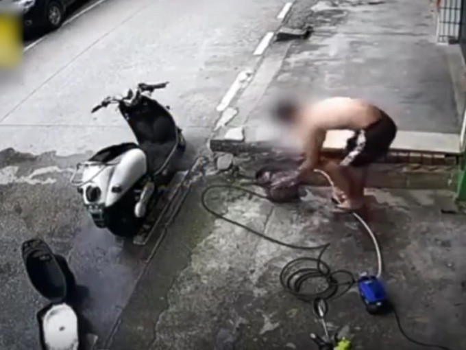 廣西南寧一名男子日前在使用高壓水槍時，不慎觸電倒地。　影片截圖