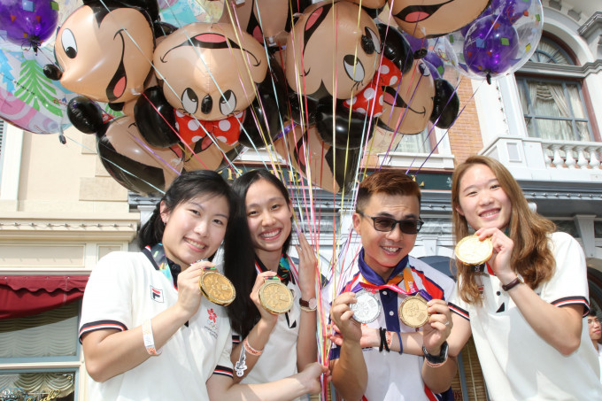 歐詠芝(左一)、陳浩鈴(右一)等亞運金牌運動員，昨獲迪士尼邀請參與巡遊。王嘉豪攝