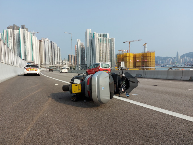 電單車在青沙公路失事，司機送院後傷重不治。