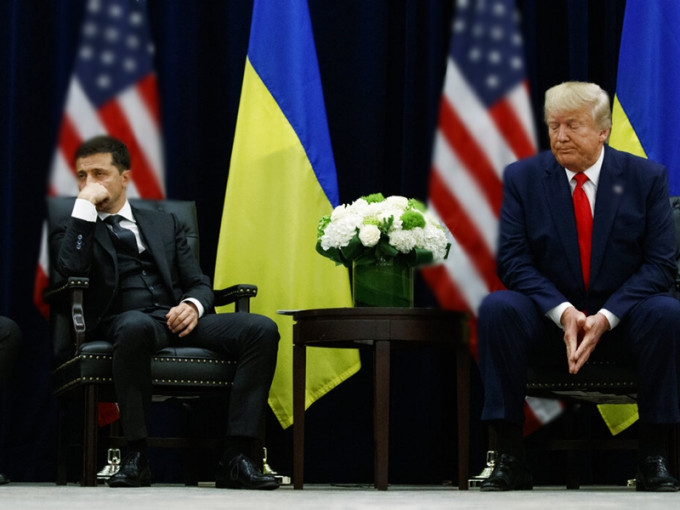 匿名告密者在检举书中详述了特朗普在与泽连斯基通话前一周冻结对乌克兰军事援助。AP