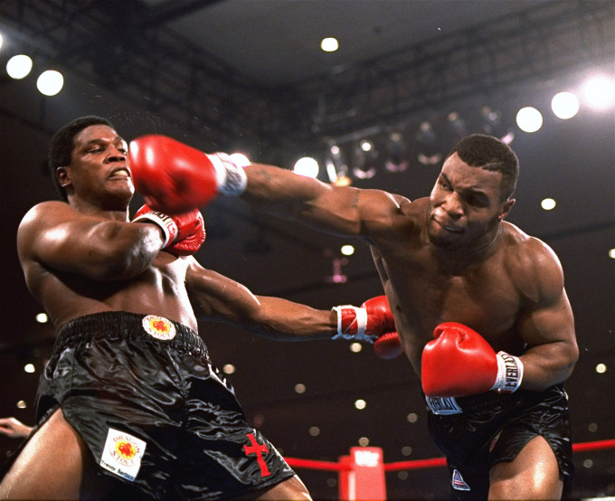 泰臣(右)曾統一世界重量級拳王名銜。AP資料圖片