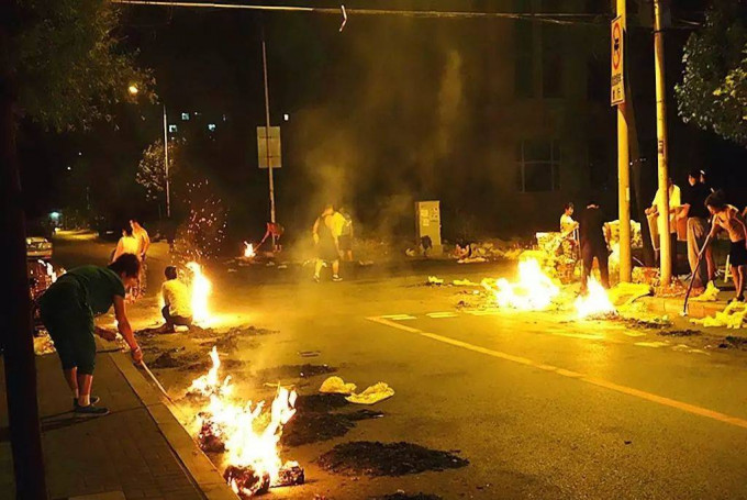 涉事區域長年有人在街道燒街衣。互聯網圖片