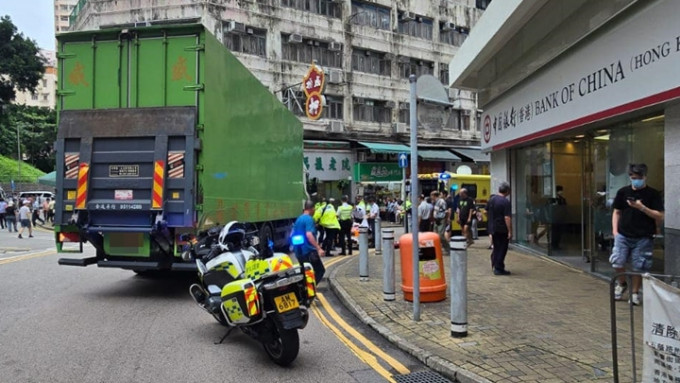 石荫路货车撞倒过路妇人。fb香港突发事故报料区图片