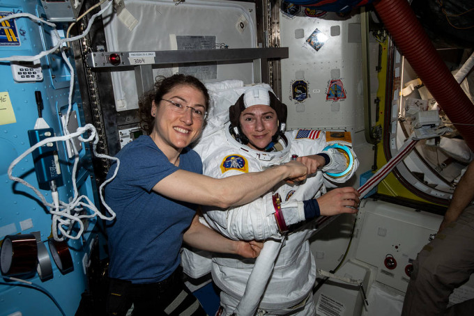 美國女太空人克里絲蒂娜‧科克（左）。NASA圖