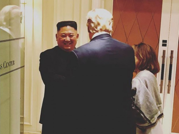 白宮發布一張特朗普與金正恩握手告別照片。