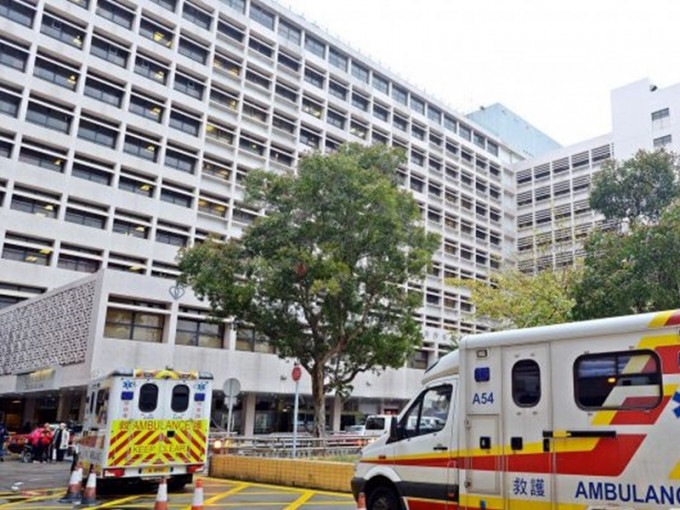 兩名傷者由救護車送往伊利沙伯醫院治理。