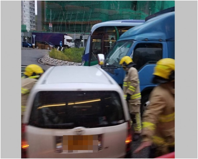 消防员到场将被困司机救出。网民Hang Cheuk‎香港突发事故报料区