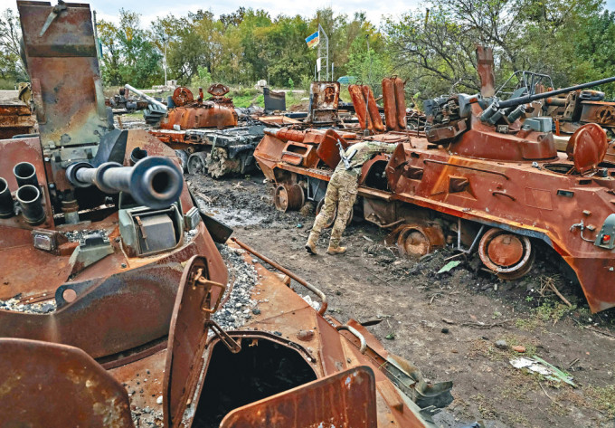 烏兵在東北部哈爾科夫州戰略重鎮伊久姆，檢查被摧毀的俄軍裝甲車。