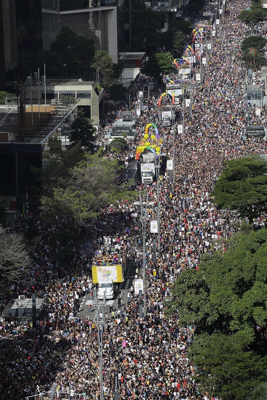 從高空拍到的照片顯示，人群連綿十個街口。