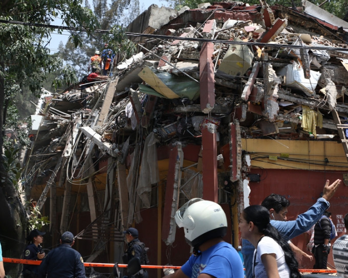 截至10时，地震造成至少130人亡。新华社