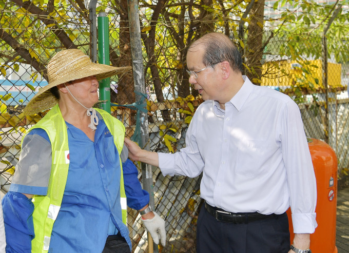 张建宗指，政府目标是各司局长在上任首两年走访全港18区。