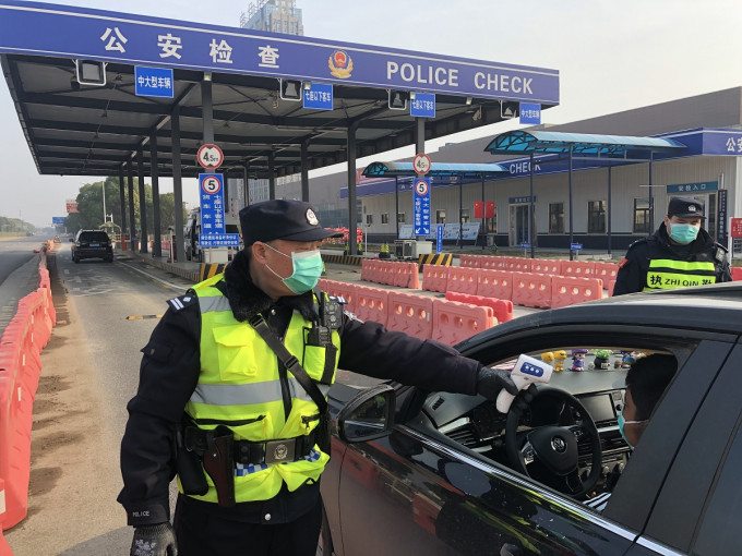 民警在武汉东西湖区舵落口公安检查站执勤。新华社图片