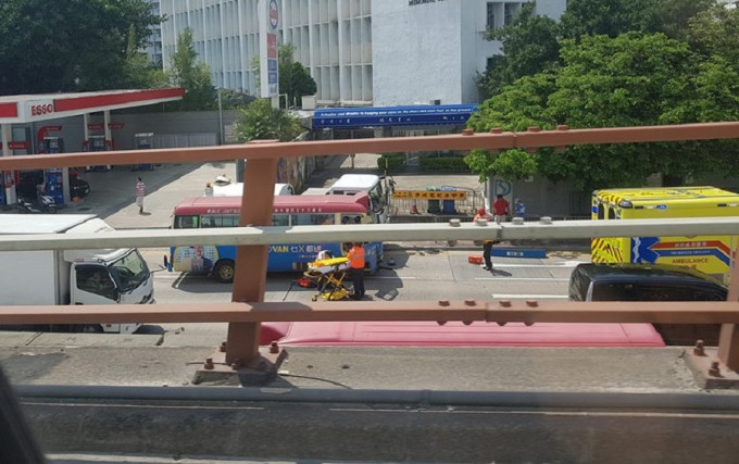 紅色小巴與洗街車相撞。網民Chester Cham‎圖片