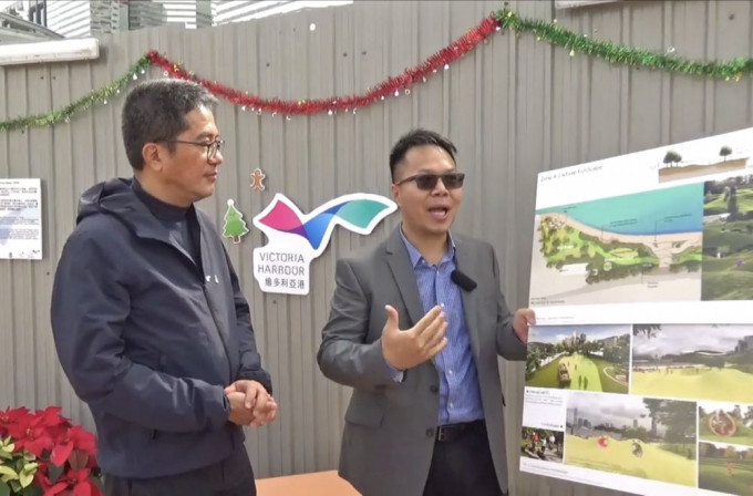 孫志恆（右）指，「童樂園」預計2021年年初全面落成啟用。左為黃偉綸。