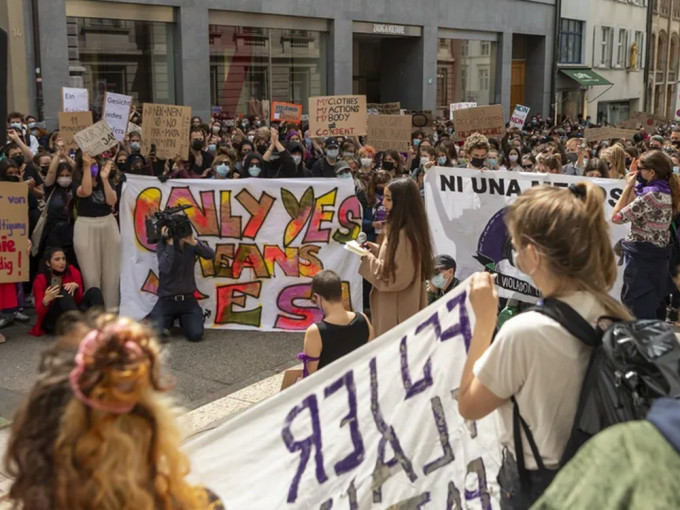瑞士数百人抗议上诉庭批准一名强奸犯减刑。Keystone / Georgios Kefalas图片