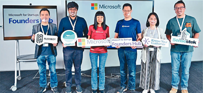 Microsoft香港及澳门区总经理陈珊珊(左3)、Microsoft香港全球夥伴解决方案总监谢佳文(左4)与4间参与计画的初创负责人。