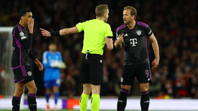 拜仁慕尼黑球员向球证投诉。Reuters