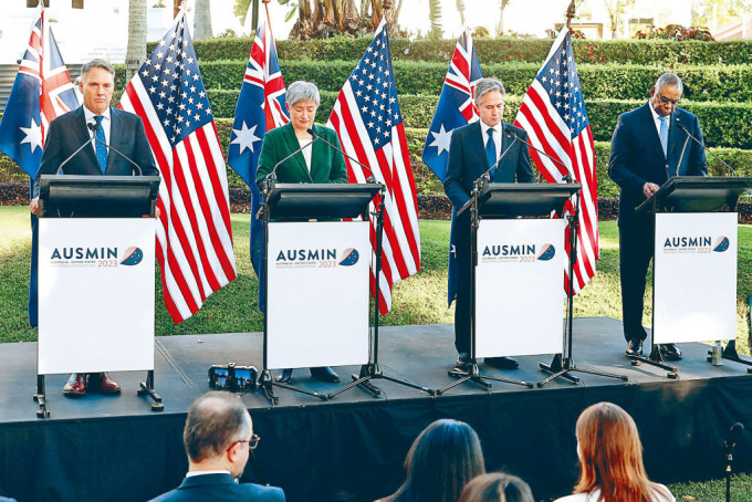 澳洲國防部長布爾斯（左起）、外長黃英賢，美國國務卿布林肯及防長奧斯汀，周六舉行會議後見記者。