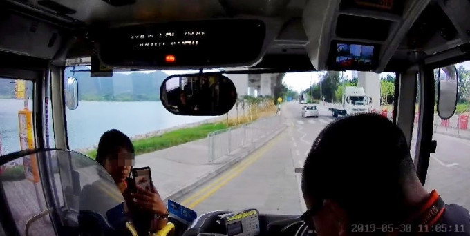 女乘客用手机拍摄车长名牌及车长容貌。影片截图