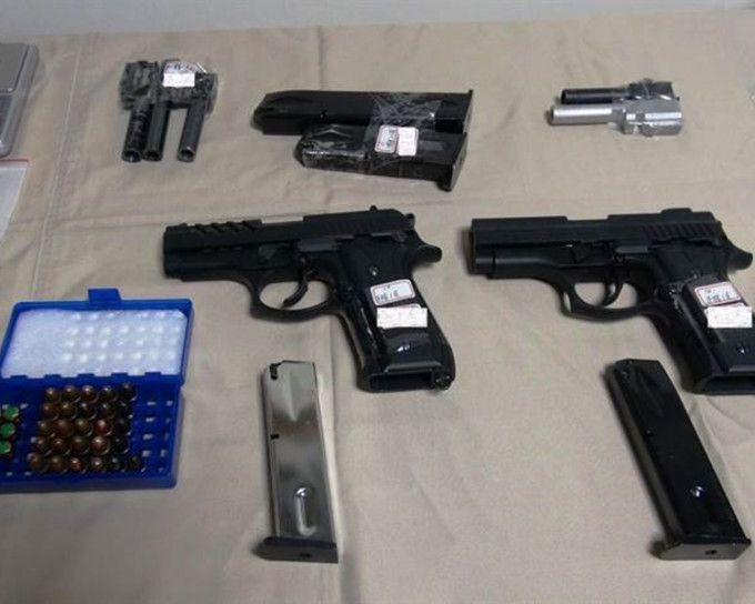 警方在房內搜出改造好的槍械製成品及半成品、彈匣、手槍和步槍子彈。