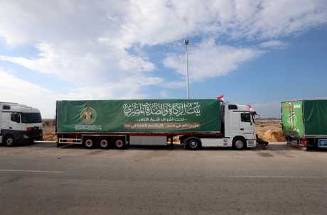 埃及拉法口岸前準備開入加沙運送人道物資的卡車。路透社