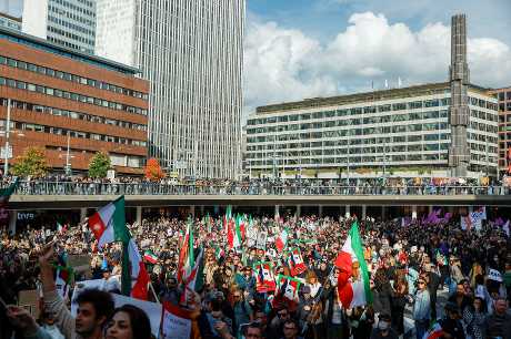  于瑞典斯德哥尔摩外交部外，周六有大批民众示威，以示支持丧命的伊朗年轻女子阿米尼。REUTERS图片