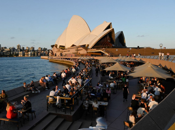 澳洲向持临时签证在当地居住的港人，提供新永久居民签证。路透社图片