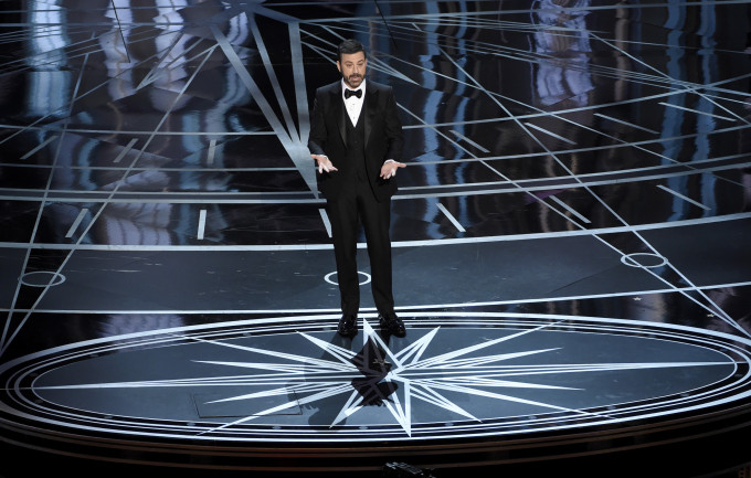 主持人Jimmy Kimmel挑起政治话题。