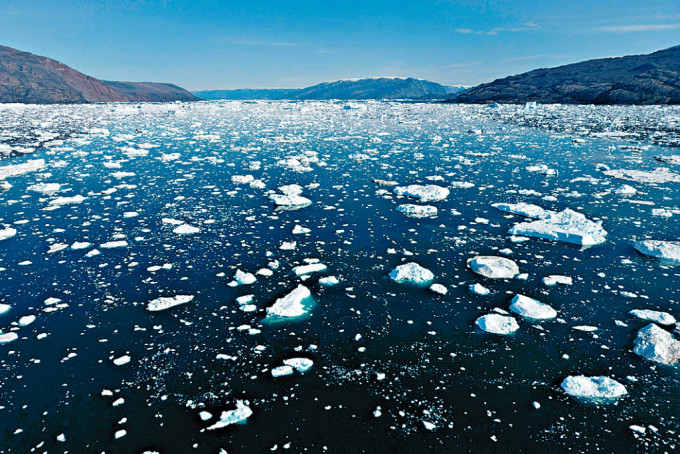 格陵兰岛斯科斯比湾冰山融化产生的水。