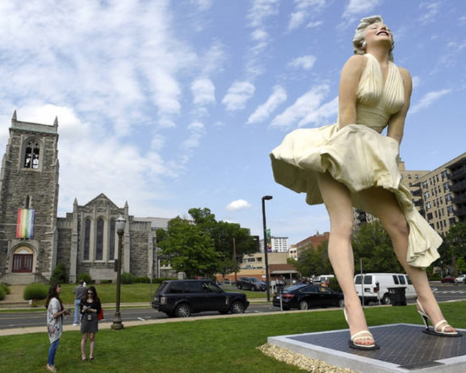 玛莉莲梦露雕像竖立在一间教堂对面的公园内。AP