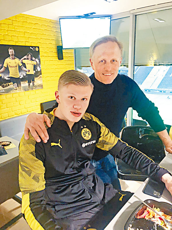 球員時代外流德甲的莊恩安達臣（右），去年一月與同樣來自挪威的艾寧夏蘭特，齊齊在多蒙特主場觀看比賽。