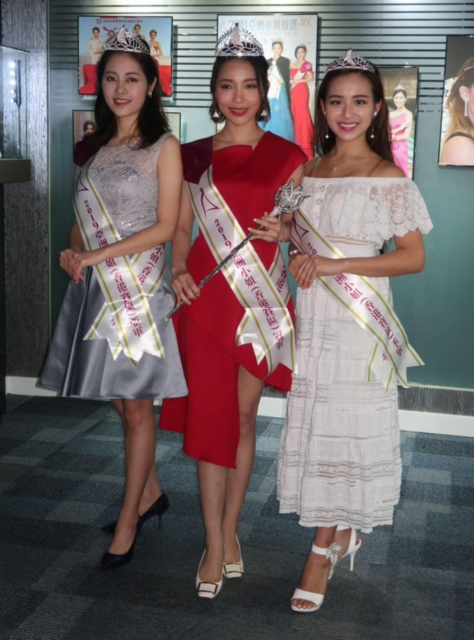（右起）「亞洲小姐」范莎莎、羅詩雅和張雯出席領獎活動。
