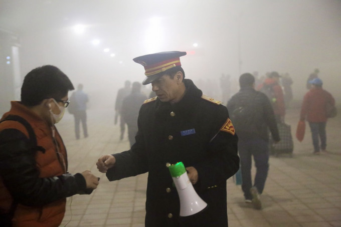 内地多个城市持续受雾霾问题困扰。新华社
