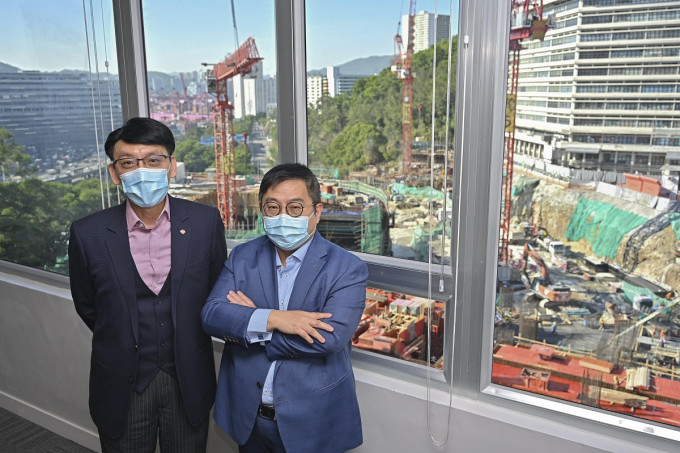 葵涌醫院行政總監阮家興(左)和高級職業治療師朱漢威(右)。