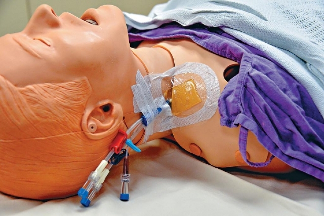 瑪麗醫院交代醫療事故，圖為示範頸部插上靜脈導管。資料圖片