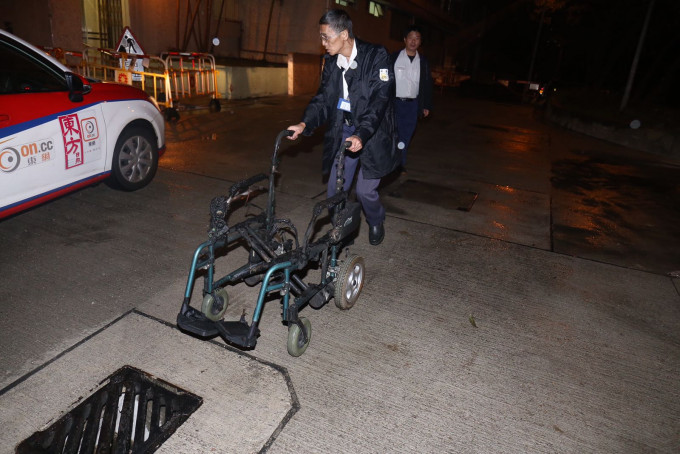 警方检走自焚的电动轮椅。