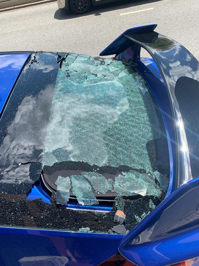 網民停泊的私家車車尾玻璃爆裂。網民KaLai Ng圖片