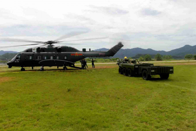 解放軍「直-8L」直升機可裝載「山貓」全地形車。 網圖