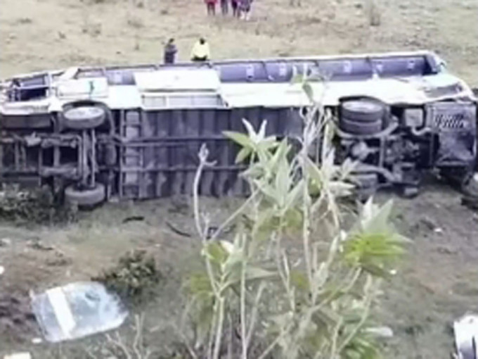 厄瓜多尔发生巴士堕崖车祸。网图