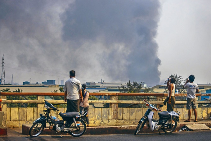 仰光萊達雅工業區多家中資工廠遭縱火及打砸，周日冒起濃濃黑煙。