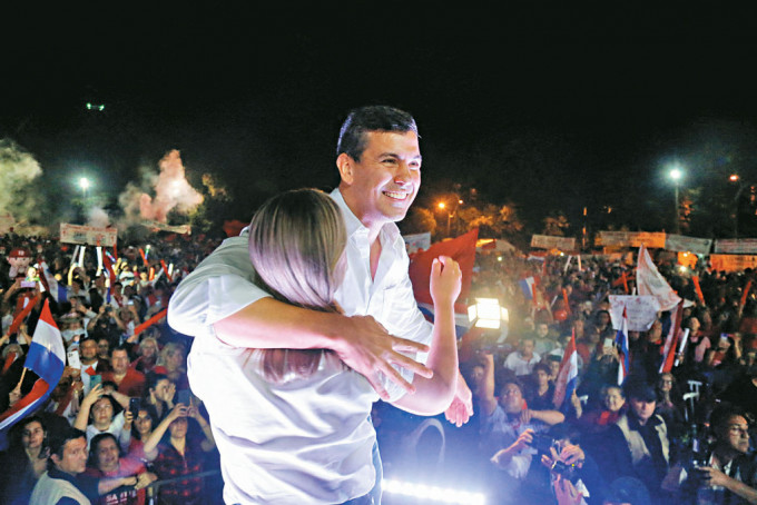 巴拉圭執政紅黨總統候選人潘尼亞，在亞松森造勢。