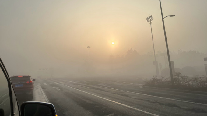 內地多地發大霧黃色預警，廣東、浙江等部份地區能見度不足200米。微博