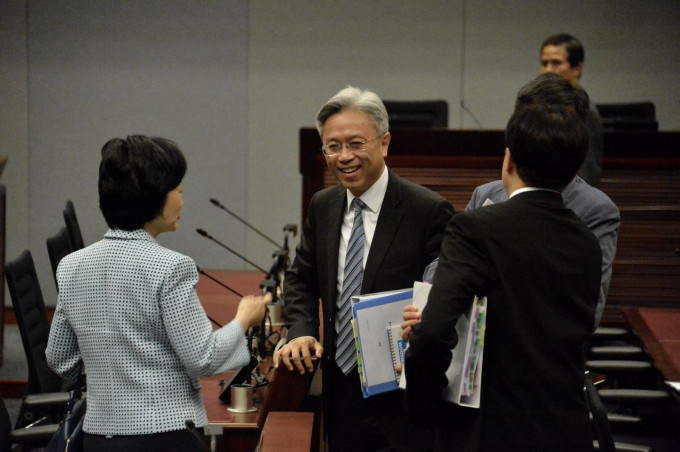 罗智光表示，会尽快将加薪建议提交到立法会财委会审议。
