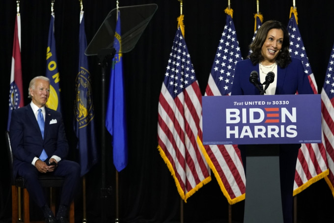美国民主党总统参选人拜登，首度与他的副手贺锦丽同台出席竞选活动。AP图片