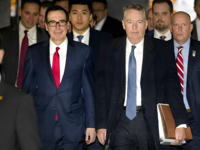 美國貿易代表萊特希澤（右）及財長努欽（左）率領的代表團，與中方官員進行經貿磋商。AP
