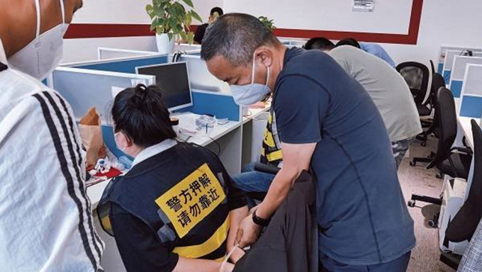 上海公安经侦部门对经济犯罪案件进行收网打击。